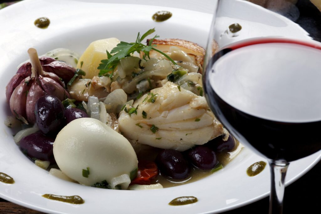 Bacalhau e Vinho, as melhores formas de harmonizar 6 bacalhau com legumes e taca de vinho tinto scaled 1
